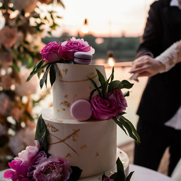 cutting-wedding-cake